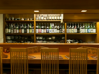 隣同士での語らいで、素敵な夜を過ごせるカウンター席