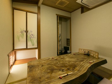 掘りごたつ式の座敷席は、ゆったりくつろげる大人の空間