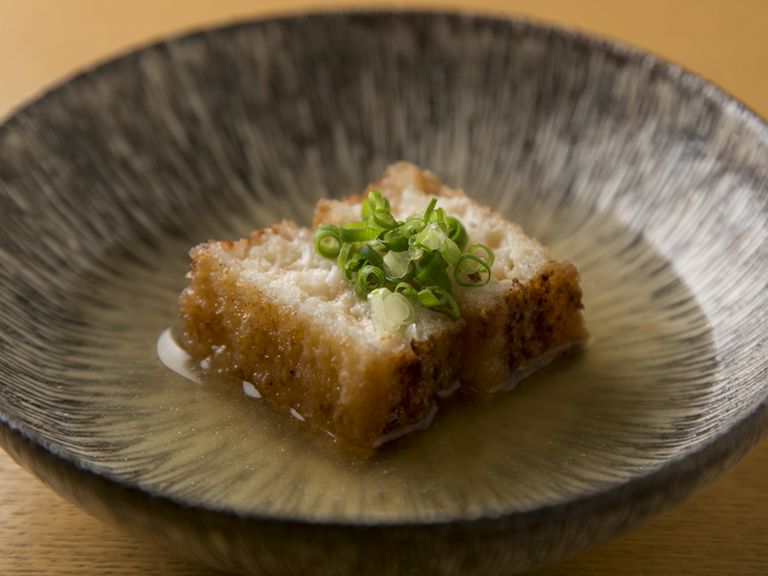 海老の旨みとサクサクのパンが魅力。おでんのダシとの相性抜群の『海老パン』。