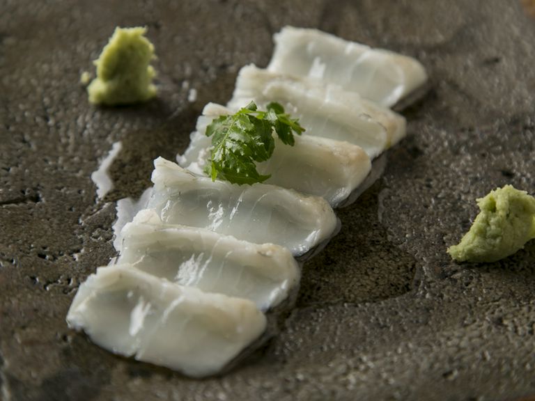 和の刺身とネギ油の組み合わせで深い味わいの『ヒラメの昆布締め ネギ油がけ』