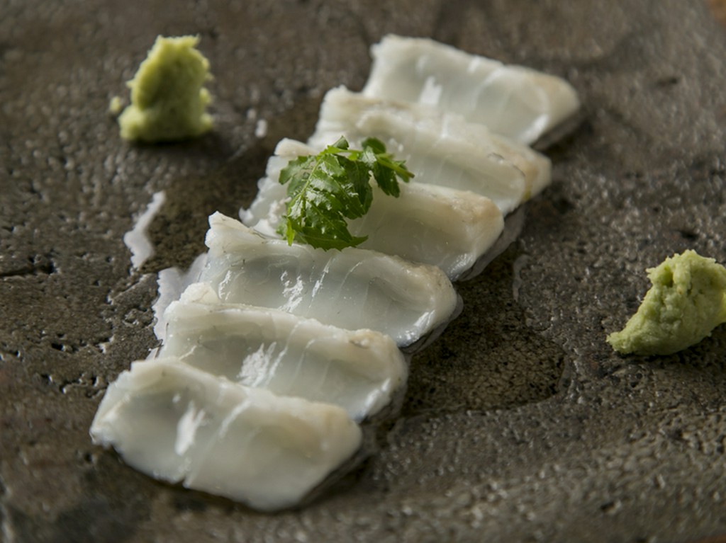 和の刺身とネギ油の組み合わせで深い味わいの『ヒラメの昆布締め　ネギ油がけ』