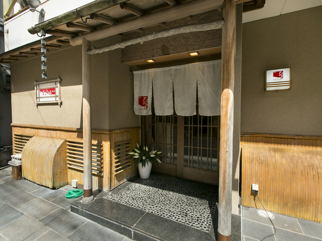 三ノ宮駅近くにありながら、落ち着いた和風な佇まい