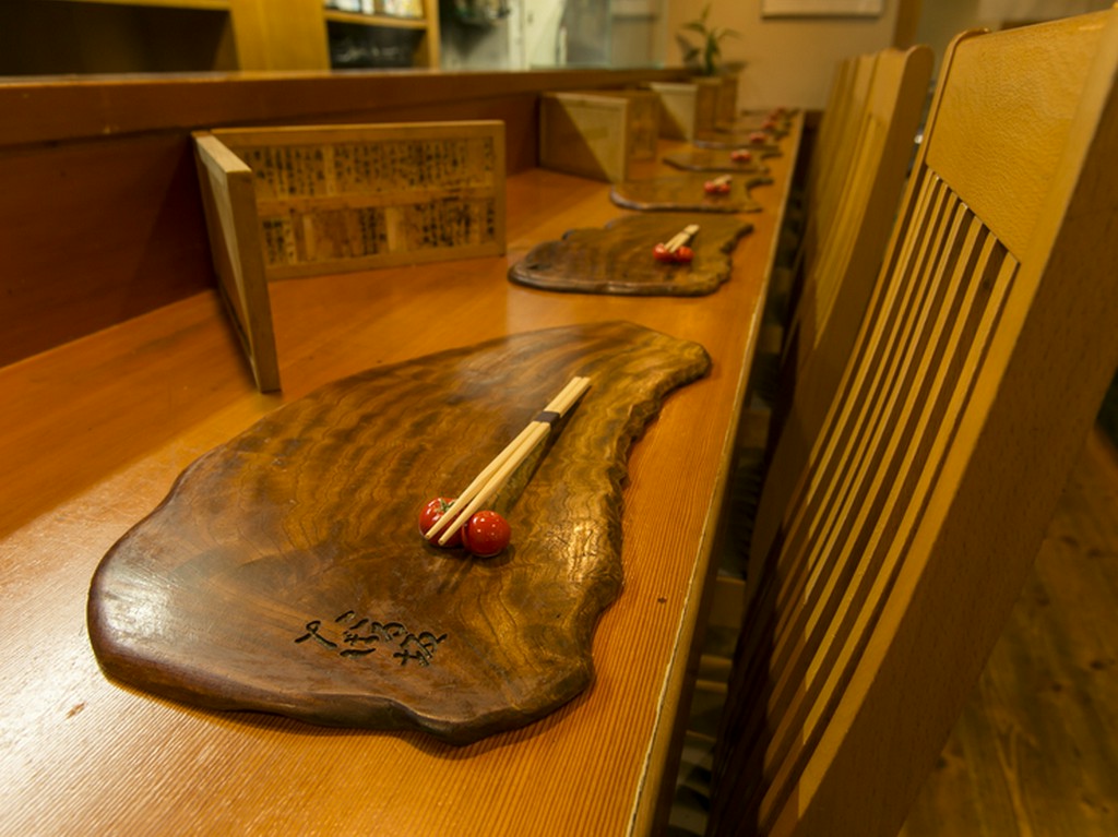 和を感じる、木製のランチョンマット、メニューが印象的