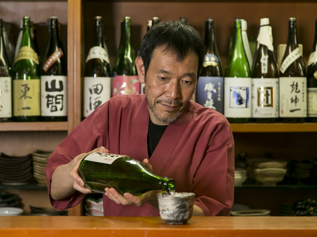 カウンター席に並ぶ日本酒の数々、呑み比べの楽しみも