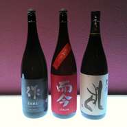 お肉料理に合うアルコールはワインだけでなく、相性抜群な日本酒もたくさんあります。繊細でなめらかな口当たりのものや、上品で穏やかな香りのものなど、さまざまな料理に合わせて美味しい料理とお酒が愉しめます。