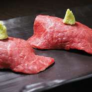 軽く炙ったフィレ肉は、ほどよく脂がとろけて肉の旨味がたっぷり。エシャロットを混ぜたワサビを少量つけてお召し上がりください。
