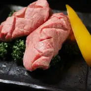 一口?みしめると肉の旨みが口いっぱいに広がり、しっかりとした歯ごたえを楽しむことが出来ます。