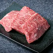 やわらかく歯ごたえがあり、ほどよいコクと濃厚な味わいが楽しめます。
濃厚な味わいのわりにカルビよりもカロリーが低くヘルシーなことも人気の秘密です。
