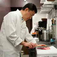特にブランド牛にはこだわらず、その日の一番良い肉を仕入れて、一番おいしい食べ方で提供することにこだわりをもっています。旨味が凝縮された肉本来の味が愉しめる料理を、どうぞ心ゆくまでお愉しみください。