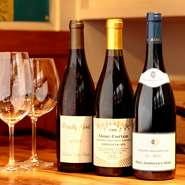 グラスは赤・白各4種ずつ。リストに載っているワインは23本。リストに載せていないワインも用意されています。お好みの飲み口を伝えると料理や予算に合わせたワインをソムリエが提案してくれます。