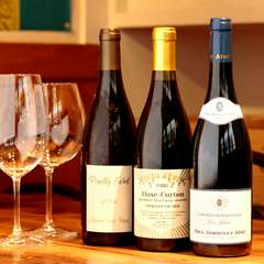 ソムリエが厳選したワインリスト。グラスワインも8種類と豊富