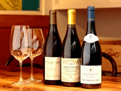 ソムリエが厳選したワインリスト。グラスワインも8種類と豊富