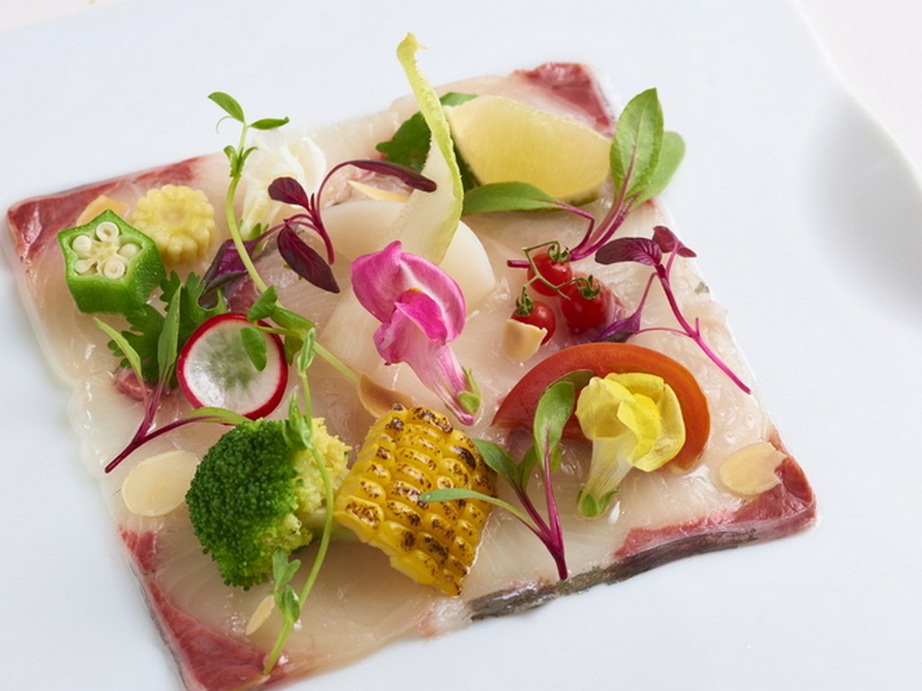 エスニックテイストをほんのり加味した『カンパチのカルパッチョ 香味野菜のサラダ仕立て』