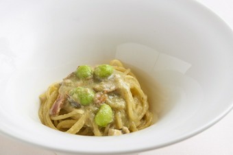 濃厚鮎の出汁に枝豆が豊かに香る『燻製鮎の枝豆のピューレソースのスパゲッティ』