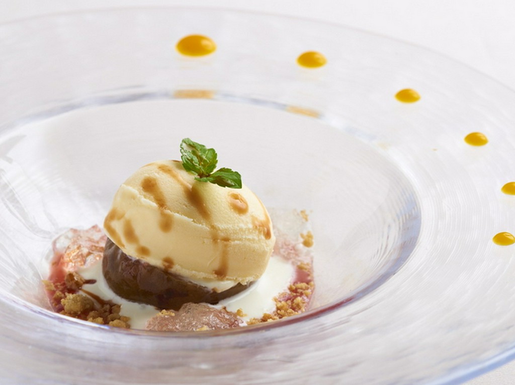 赤白のワインを使い、香りと風味を引き出した『イチジクの赤ワインのコンポート 白ワインのジュレ添え』