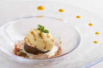 赤白のワインを使い、香りと風味を引き出した『イチジクの赤ワインのコンポート 白ワインのジュレ添え』