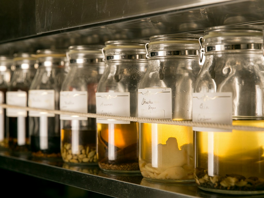 スパイスを漬け込んだ、オリジナルスパイス酒が豊富