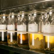 『シナモンラム』や『コリアンダージン』など、スパイスを漬け込んだスパイス酒も人気です。『コリアンダージン』は、ジンにパクチーの種と根を漬け込んでいるので、パクチー好きにはたまらない一杯です。