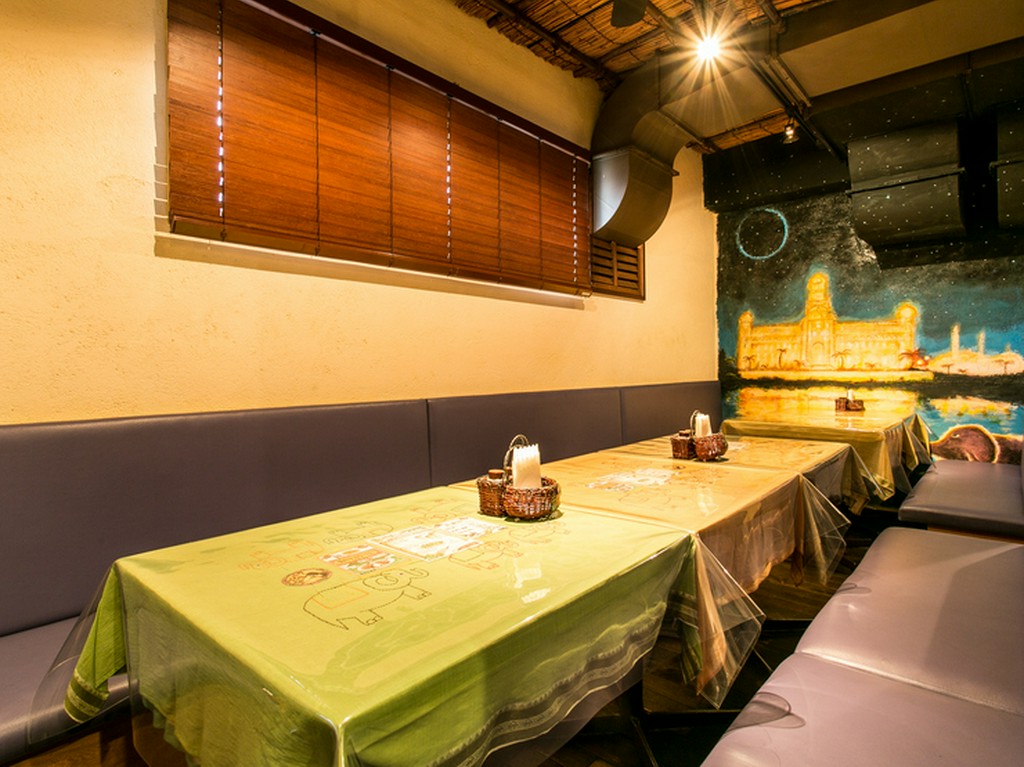 店内の奥には、着席で18名収容可能な半個室があります