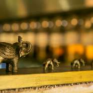 定番である本場インドの家庭料理は、オーナーのお母さんの味をベースに仕上げています。インドと日本の食材や調理法を融合した創作料理だけでなく、本場の料理も同時に楽しむことができます。