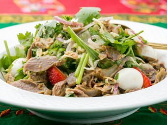 パクチー盛りだくさんの『香菜サラダ（パクチーサラダ）』は、イチゴのトッピングで彩りをプラス