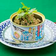 さばの水煮缶を器にしたビジュアルが印象的。ゴーヤとオクラ、さばを炒め、スパイスを加えた少しピリ辛な一品です。