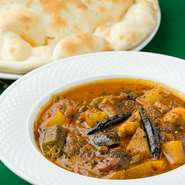 大根やカブの根菜に加え、ナスやオクラなど季節の野菜が入った『梅ベジカレー』。野菜には味がしっかりと染み込んでおり、一口食べるとスパイスの風味と梅の酸味が口の中に広がります。辛さ控えめの食べやすい一皿。