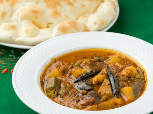 季節の野菜がゴロゴロ入った『梅ベジカレー』
