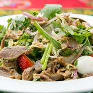 インドの伝統的な料理に加え、日本の食材や調理法を融合させたオリジナル料理を提供。テーブルメニューには載ってないメニューも多く、入口の扉に張り出されているメニューは超チェックです。