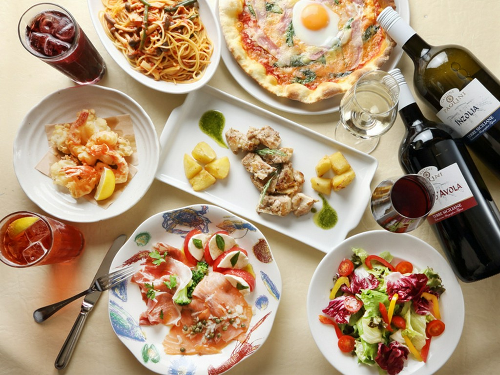 豊富なランチメニューはプラス料金でサラダとバゲットが食べ放題