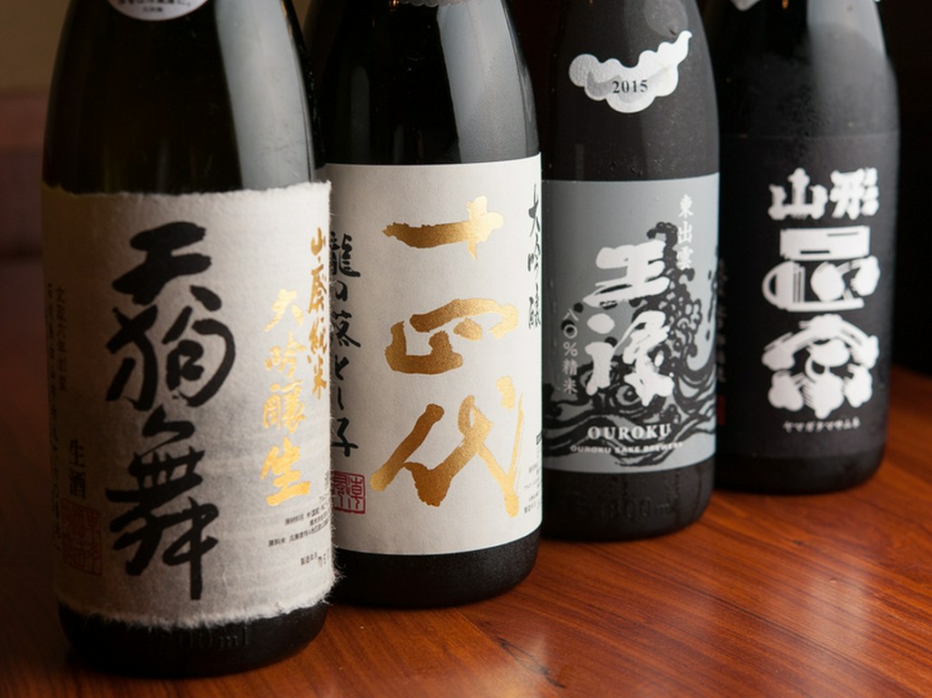常時20～30種類、隠し酒もご用意、月替わりの日本酒メニュー
