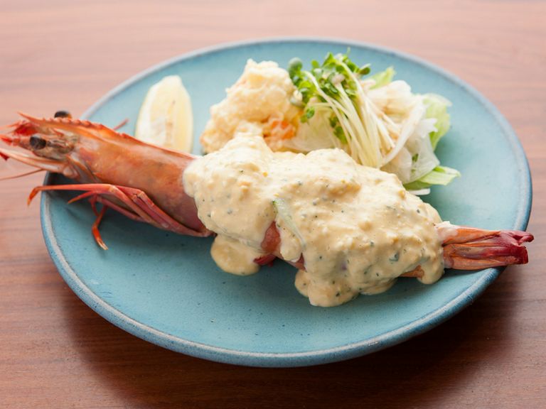 見た目の衝撃だけじゃない、女性に大人気の『大海老サラダ』