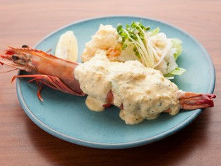 見た目の衝撃だけじゃない、女性に大人気の『大海老サラダ』