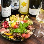 奈良産野菜のピクルス、スペイン風オムレツ、ローストビースなどの前菜10種とボトルワイン1本が付くお得なセット。ワインは赤・白・スパークリングから選べ、プラス料金でワインのグレードアップも可能です。