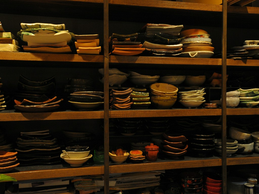 手づくりの器や花瓶、手書きのランチョンマットで和の設え