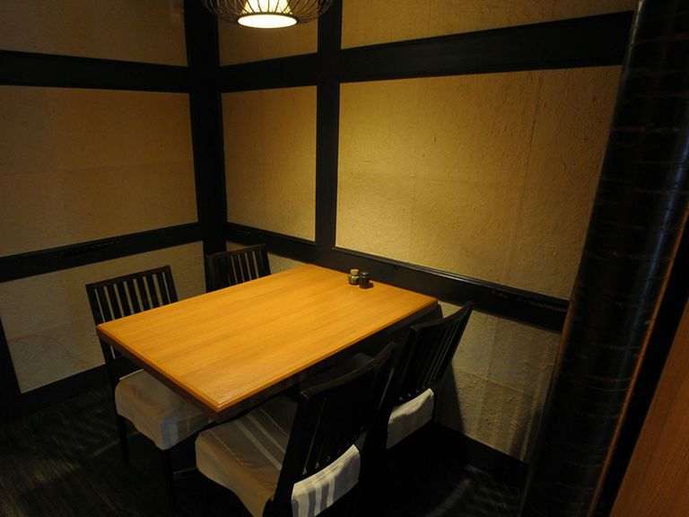 改まった会食にも相応しい、洗練されたテーブル席