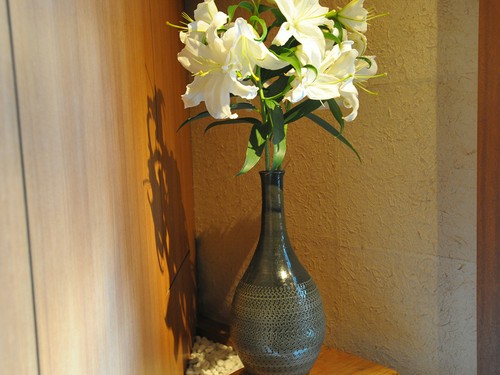 お母様のつくった花瓶が、華やかさを演出