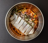 新鮮なイカ刺しと特製の甘辛ダレをからめて食べる汁なしの辛口麺