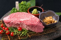 ～トリュフ塩～
フランスの美食家の名を冠した究極の赤身肉に世界の三大珍味、トリュフの香りを纏わせて。