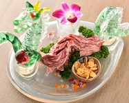 ～熟成味噌ダレ～
厳選赤身に切れ目を入れて龍の鱗のように仕上げました。
コク深い味噌ダレでどうぞ