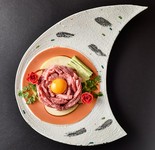 とろける甘味をうま味に悶絶・・・！
最上の霜降り肉を堪能する世界一美味しいユッケ