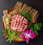 美味咲き誇る霜降りタンの極上ステーキ
500㎏の牛一頭に４００Ｇのみと希少