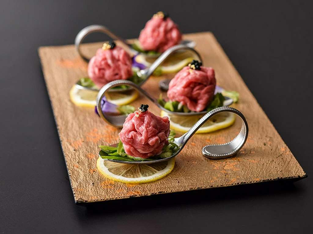 九条葱とキャビアの塩ユッケ