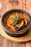熱々！大粒の貝を濃厚辛口スープで