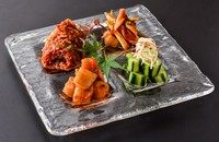 コギヤ自慢の本格キムチ全種盛り
白菜一枚一枚に塩を振るところから手づくりです