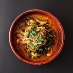 濃厚な牛骨スープに唐辛子の刺激！