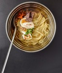 牛すね＆丸鶏でじっくり仕込んだ
濃い口の黄金スープでつるり