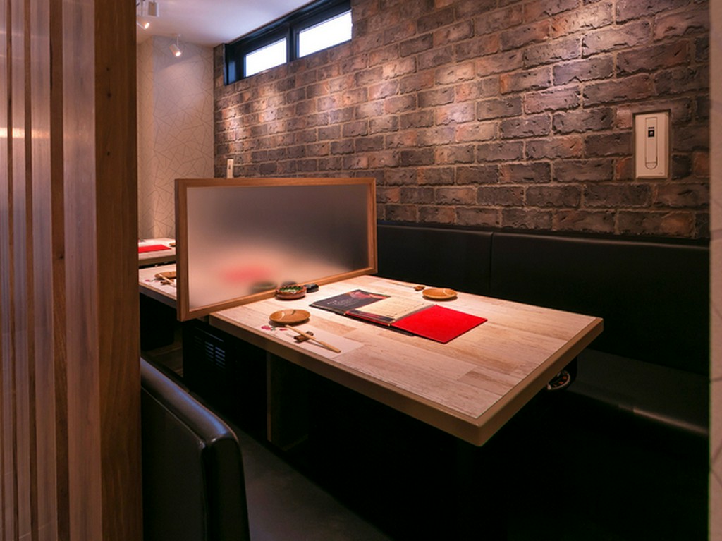 テーブル席はベンチシートで、ゆったりとお食事