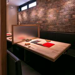 テーブル席はベンチシートで、ゆったりとお食事