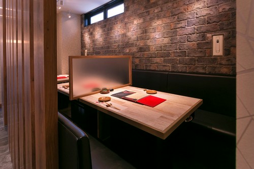 テーブル席はベンチシートで、ゆったりとお食事